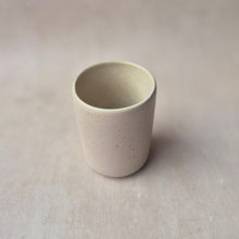 Load image into Gallery viewer, Kaffeebecher Falesia creme gesprenkelt
