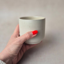 Lade das Bild in den Galerie-Viewer, Kaffeebecher Calma creme
