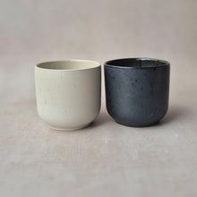 Lade das Bild in den Galerie-Viewer, Kaffeebecher Calma schwarz
