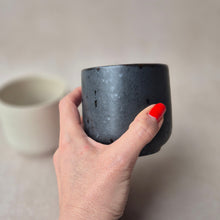 Lade das Bild in den Galerie-Viewer, Kaffeebecher Calma schwarz
