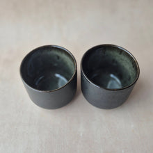 Lade das Bild in den Galerie-Viewer, Kaffeebecher Calma schwarz

