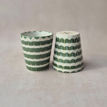 Lade das Bild in den Galerie-Viewer, Kaffeebecher Seia dunkelgrün creme
