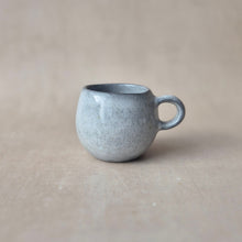 Lade das Bild in den Galerie-Viewer, Espressotasse Bola grau
