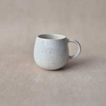 Load image into Gallery viewer, Espressotasse Bola weiss blau gesprenkelt
