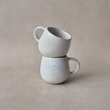 Load image into Gallery viewer, Espressotasse Bola weiss blau gesprenkelt
