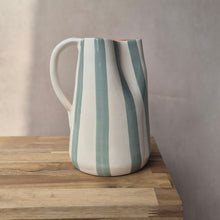 Load image into Gallery viewer, Maxi-Krug 1.5 l breit gestreift eukalyptus

