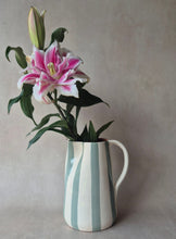 Load image into Gallery viewer, Maxi-Krug 1.5 l breit gestreift eukalyptus
