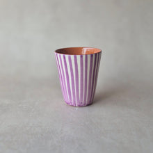 Lade das Bild in den Galerie-Viewer, Latte-Becher gestreift lila
