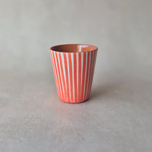 Charger l'image dans la galerie, Latte-Becher gestreift rot
