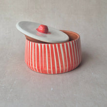 Load image into Gallery viewer, Keramikdose gestreift rot

