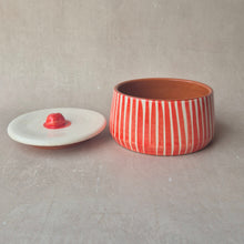 Load image into Gallery viewer, Keramikdose gestreift rot
