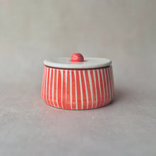 Load image into Gallery viewer, Keramikdose gestreift rot
