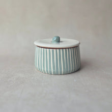 Load image into Gallery viewer, Keramikdose gestreift eukalyptus
