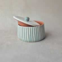 Load image into Gallery viewer, Keramikdose gestreift eukalyptus
