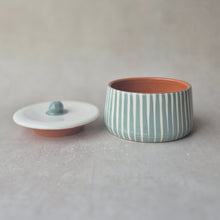 Load image into Gallery viewer, Keramikdose gestreift eukalyptus
