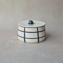 Load image into Gallery viewer, Keramikdose kariert schwarz
