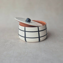 Load image into Gallery viewer, Keramikdose kariert schwarz
