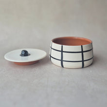 Load image into Gallery viewer, Keramikdose kariert schwarz
