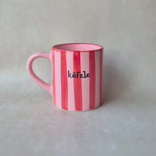 Load image into Gallery viewer, alma barru x bärndütsch Tasse breit gestreift rosa rot
