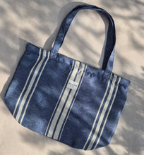 Lade das Bild in den Galerie-Viewer, Grosse Tasche aus Jacquardstoff stripes marineblau

