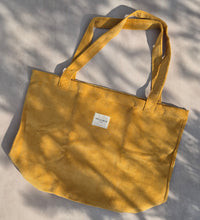 Lade das Bild in den Galerie-Viewer, Grosse Tasche aus softem Cord ocker
