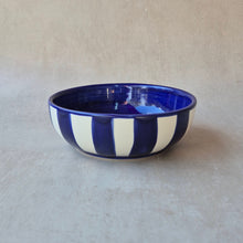 Load image into Gallery viewer, Mittelgrosse Schale mit Reibe Azul (mit Pinsel)
