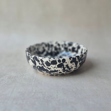 Charger l'image dans la galerie, Mittelgrosse Schale mit Reibe Black Mess (mit Pinsel)
