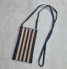 Lade das Bild in den Galerie-Viewer, Riviera Phone Bag schwarz beige
