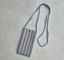 Lade das Bild in den Galerie-Viewer, Riviera Phone Bag rauchblau taupe
