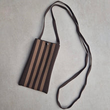 Load image into Gallery viewer, Riviera Phone Bag mokka
