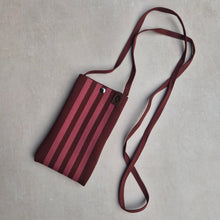 Lade das Bild in den Galerie-Viewer, Riviera Phone Bag dark cherry
