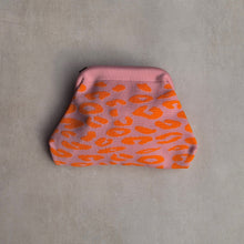 Lade das Bild in den Galerie-Viewer, Riviera Clutch rosa orange leopard
