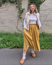 Charger l'image dans la galerie, The Airy Midi Skirt mustard
