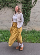 Charger l'image dans la galerie, The Airy Midi Skirt mustard
