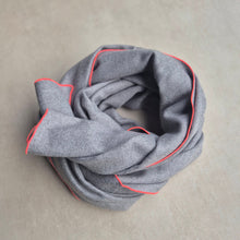 Load image into Gallery viewer, Schal "Hug me in slow motion" grau
