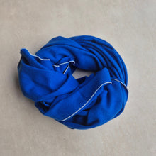 Load image into Gallery viewer, Schal "Hug me in slow motion" royalblau
