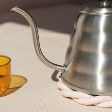 Lade das Bild in den Galerie-Viewer, Geflochtener Keramikuntersetzer Sicilia lilac
