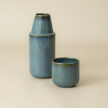 Lade das Bild in den Galerie-Viewer, Karaffe mit Becher (Set) Amazônia petrol
