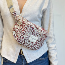 Lade das Bild in den Galerie-Viewer, Gürteltasche aus Jacquardstoff leopard
