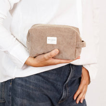 Lade das Bild in den Galerie-Viewer, Necessaire aus softem Cord toast
