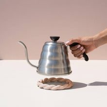 Lade das Bild in den Galerie-Viewer, Geflochtener Keramikuntersetzer Sicilia lilac
