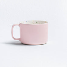 Load image into Gallery viewer, Extragrosse Tasse Konfetti inside rosa outside
