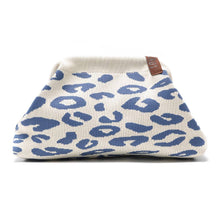Charger l'image dans la galerie, Riviera Clutch offwhite marineblau leopard

