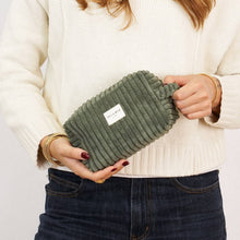 Lade das Bild in den Galerie-Viewer, Necessaire aus softem Cord moss
