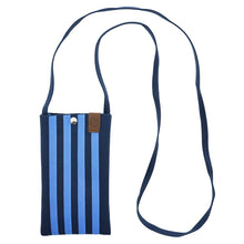 Lade das Bild in den Galerie-Viewer, Riviera Phone Bag hellblau dunkelblau
