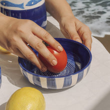 Load image into Gallery viewer, Mittelgrosse Schale mit Reibe Azul (mit Pinsel)
