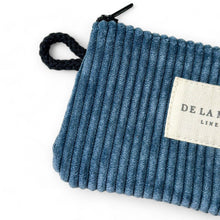 Lade das Bild in den Galerie-Viewer, Mini-Pouch aus softem Cord meerblau
