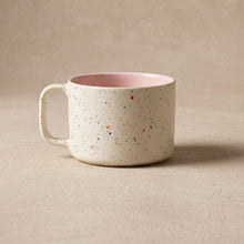Lade das Bild in den Galerie-Viewer, Extragrosse Tasse Konfetti outside rosa inside
