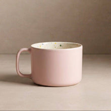 Load image into Gallery viewer, Extragrosse Tasse Konfetti inside rosa outside
