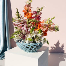 Lade das Bild in den Galerie-Viewer, Geflochtener Keramikkorb Sicilia medium light blue
